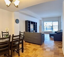 61-20 Grand Central Pkwy in Queens, NY - Foto de edificio - Building Photo