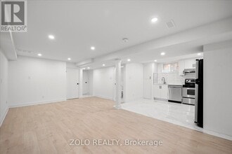 278 Alex Doner Dr in Newmarket, ON - Building Photo - Building Photo