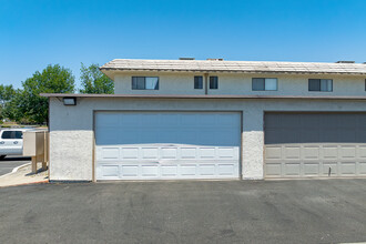 Acadia Apartments in Bakersfield, CA - Building Photo - Building Photo