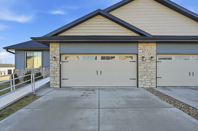 720 Creekside Dr in Tiffin, IA - Building Photo - Building Photo