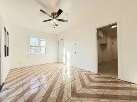 727 E 81st St in Los Angeles, CA - Building Photo