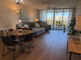 4550 Pinebrook Cir, Unit Greens 506 in Bradenton, FL - Building Photo