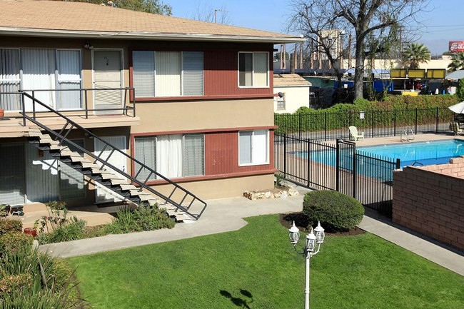 Sylvan Garden Apartments in Van Nuys, CA - Foto de edificio - Building Photo