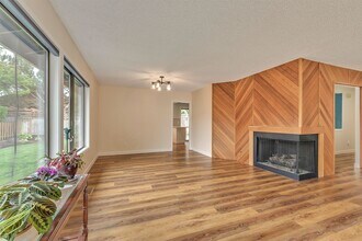 2115 SE Singing Woods Dr in Hillsboro, OR - Building Photo - Building Photo