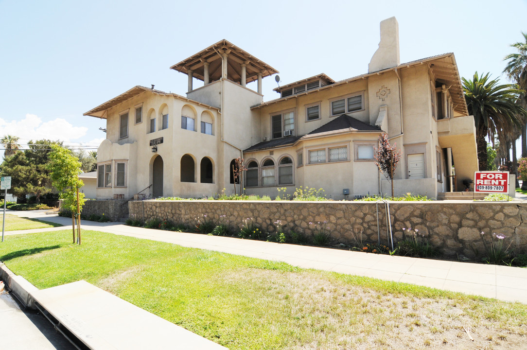 403 Cajon St in Redlands, CA - Building Photo