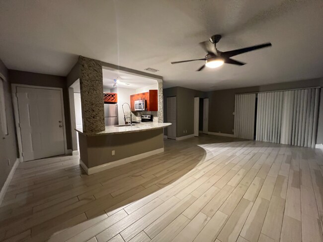 3421 NW 44th St in Lauderdale Lakes, FL - Building Photo - Building Photo