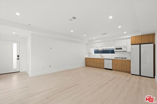 4922 S Centinela Ave in Los Angeles, CA - Building Photo - Building Photo