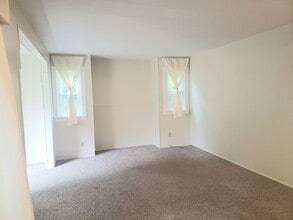 683 W Lincoln St in Woodburn, OR - Building Photo - Building Photo