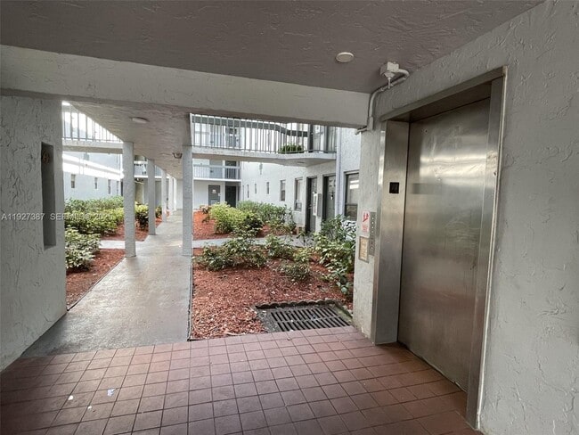 1720 N Congress Ave in West Palm Beach, FL - Foto de edificio - Building Photo