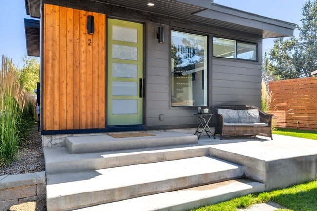 142 SW Roosevelt Ave in Bend, OR - Building Photo - Building Photo