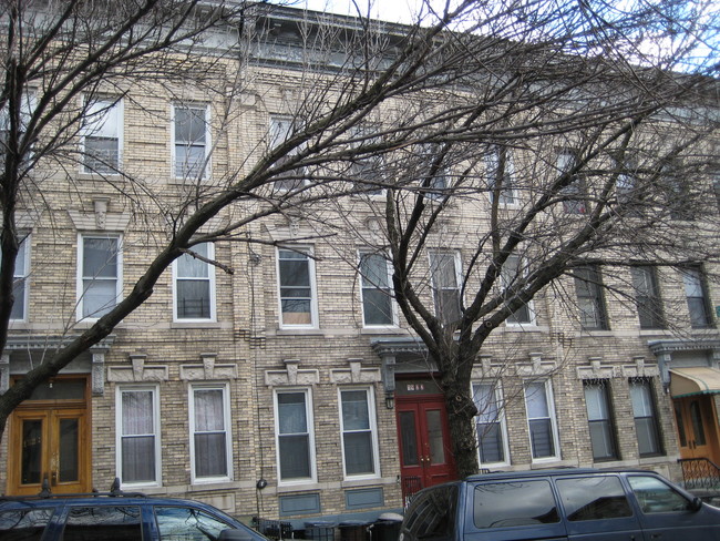 19-22 Grove St in Flushing, NY - Building Photo - Building Photo