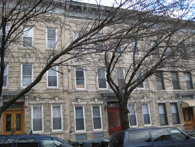 19-22 Grove St in Flushing, NY - Foto de edificio - Building Photo