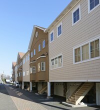 330 Maple Ave in Westbury, NY - Foto de edificio - Building Photo