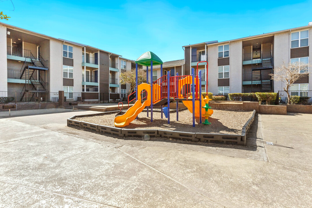 Victoria Park in Houston, TX - Foto de edificio