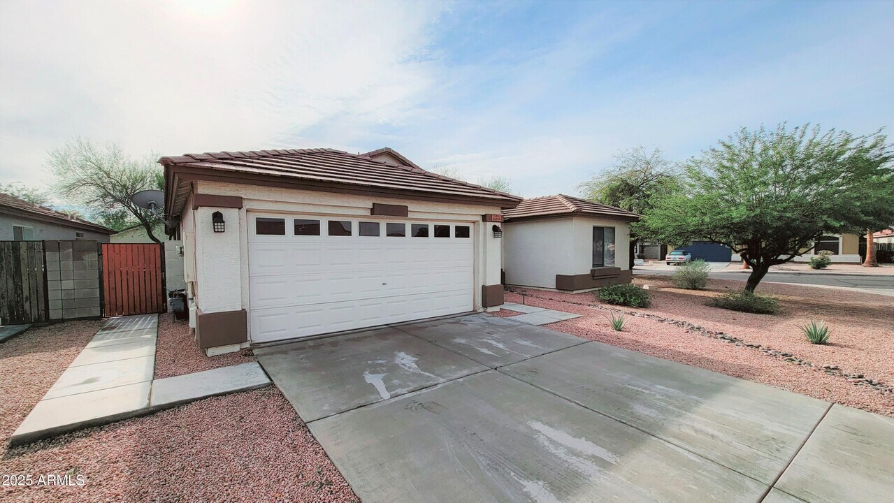 11253 W Davis Ln in Avondale, AZ - Building Photo