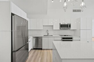 101 Diplomat Pkwy, Unit 703 in Hallandale Beach, FL - Building Photo - Building Photo