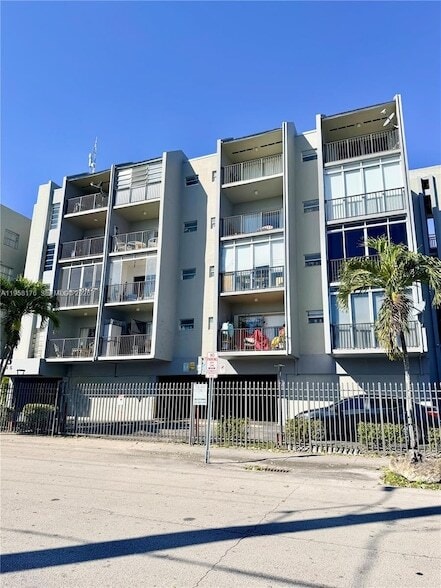 305 W 68th St, Unit 516 in Hialeah, FL - Building Photo - Building Photo
