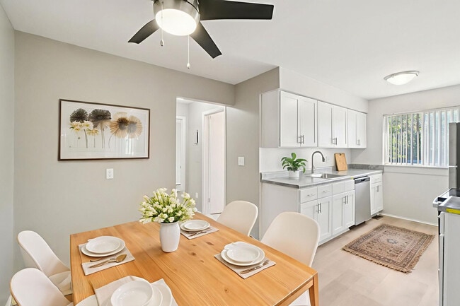 Southpointe Square in Woodhaven, MI - Building Photo - Building Photo