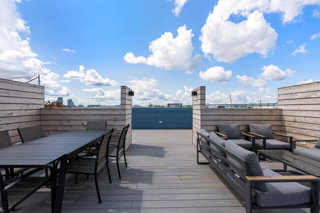 305 Border St, Unit 402 in Boston, MA - Foto de edificio - Building Photo