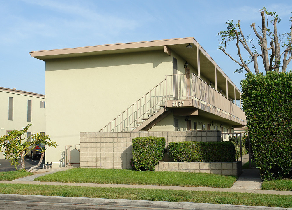 2137 Elden Ave in Costa Mesa, CA - Foto de edificio