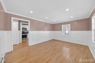 114 Larch St in Woodbridge Township, NJ - Foto de edificio - Building Photo