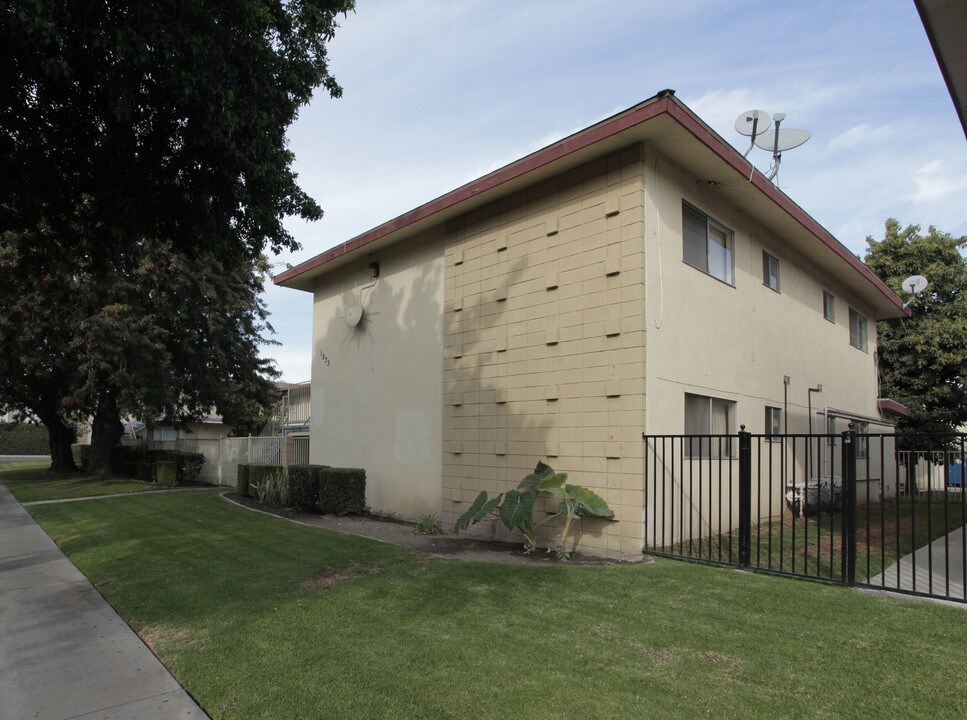 1833 W Sallie Ln in Anaheim, CA - Building Photo