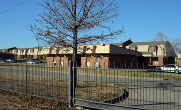 Comanche Park in Tulsa, OK - Foto de edificio - Building Photo