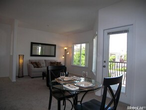 4200 E Commerce Way in Sacramento, CA - Foto de edificio - Building Photo