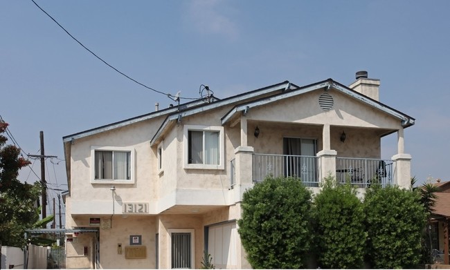 13121 Cordary Ave in Hawthorne, CA - Foto de edificio - Building Photo