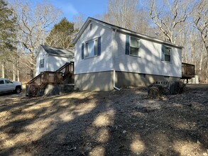 64 Simpson Ln in Montville, CT - Building Photo - Building Photo