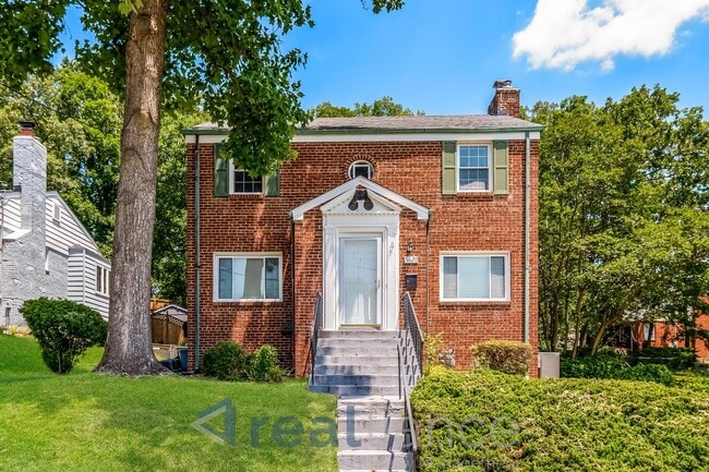 property at 5620 Hawthorne St