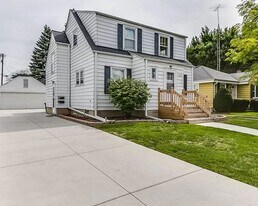 5307 32nd Ave, Unit Main Floor in Kenosha, WI - Building Photo