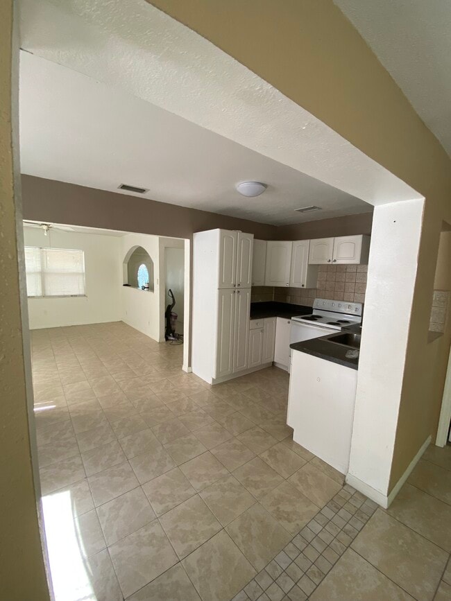 4324 Hedge Dr N in Lakeland, FL - Building Photo - Building Photo