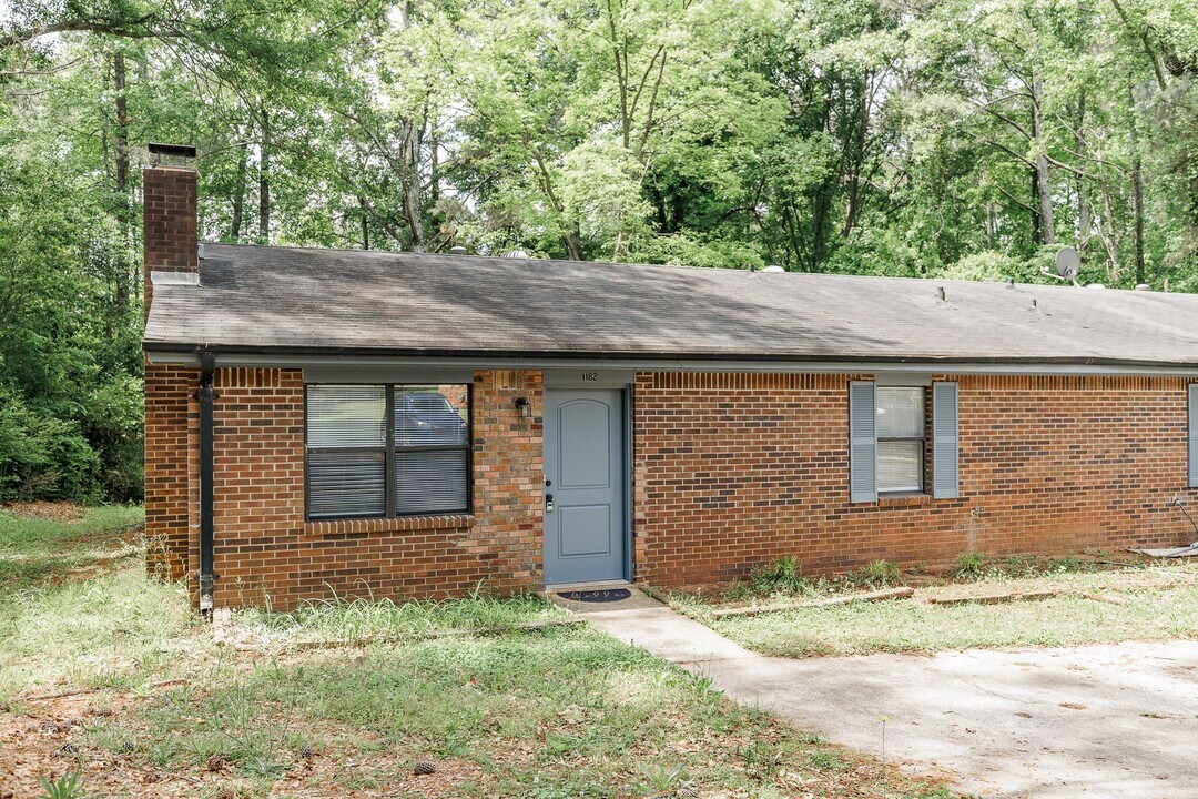 1182 Whit Davis Rd in Athens, GA - Building Photo