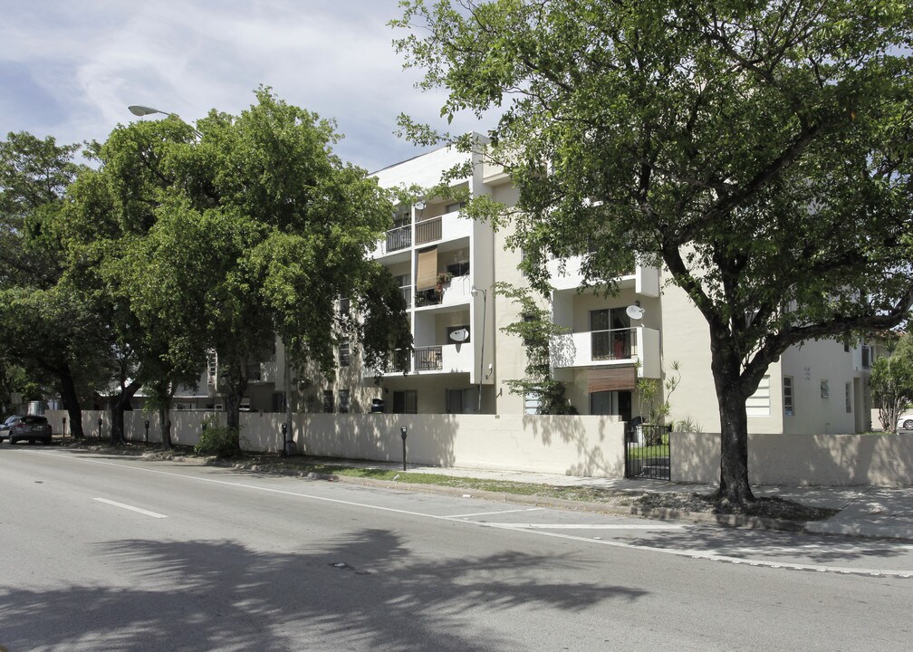 2695 SW 18th St in Miami, FL - Building Photo