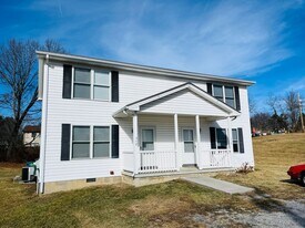 350 Wakeman Ct NE in Christiansburg, VA - Building Photo