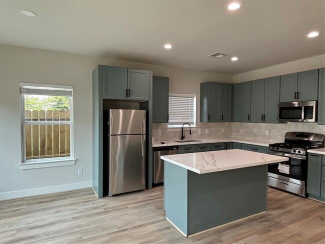 3604 Dennis St in Houston, TX - Building Photo - Building Photo