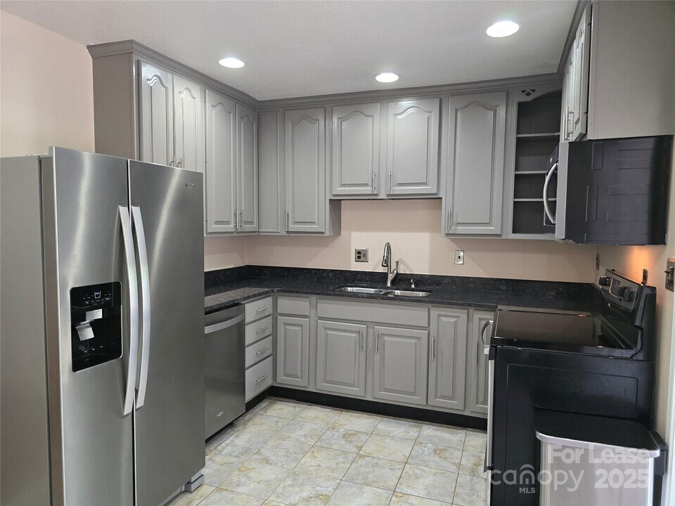 5027 Malibu Dr in Charlotte, NC - Building Photo