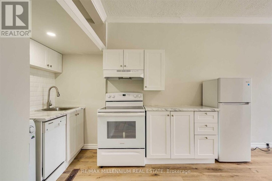 363-363 Barton St E in Hamilton, ON - Building Photo