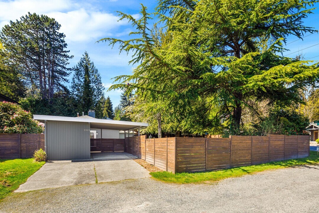 2323 103rd Ave NE in Bellevue, WA - Building Photo