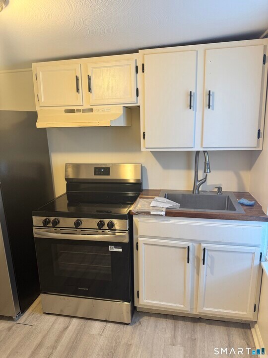 55 Spring St in Enfield, CT - Building Photo