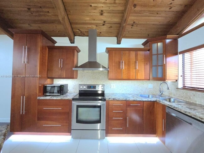 6151 NW 33rd Way in Fort Lauderdale, FL - Building Photo - Building Photo