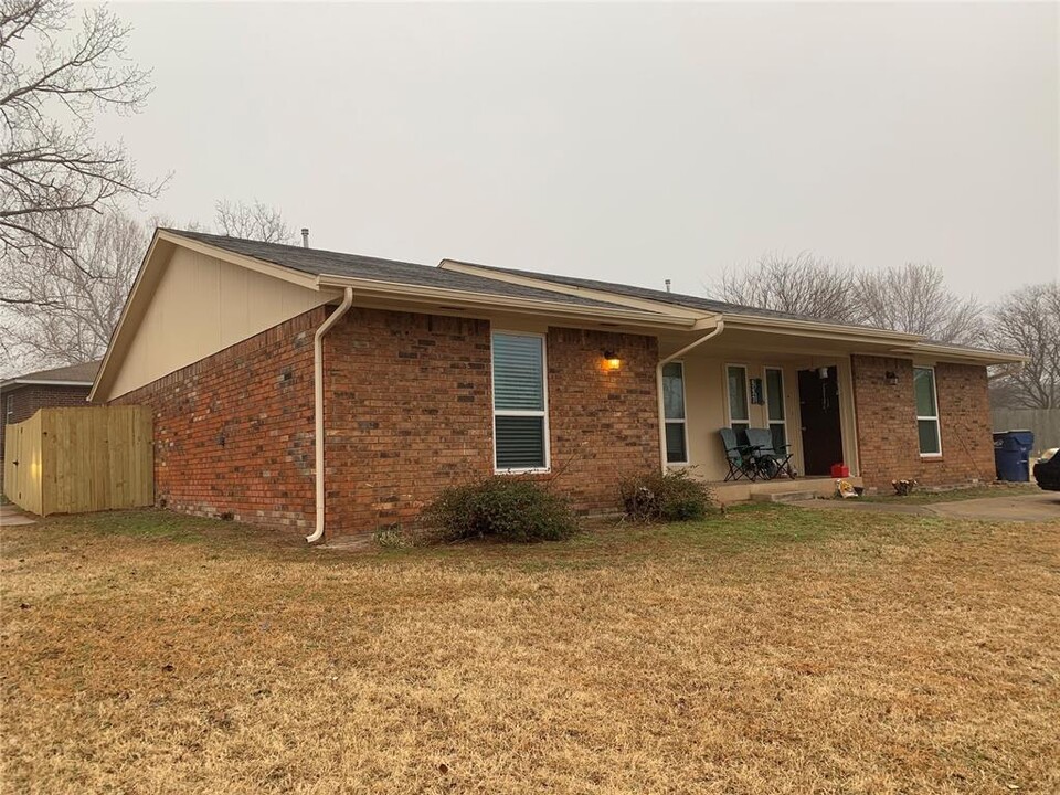 999 N 5th St in Noble, OK - Building Photo