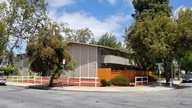 170 Acalanes Dr in Sunnyvale, CA - Building Photo - Building Photo