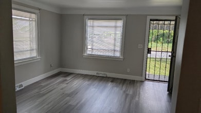 4042 Webber St in Saginaw, MI - Foto de edificio - Building Photo