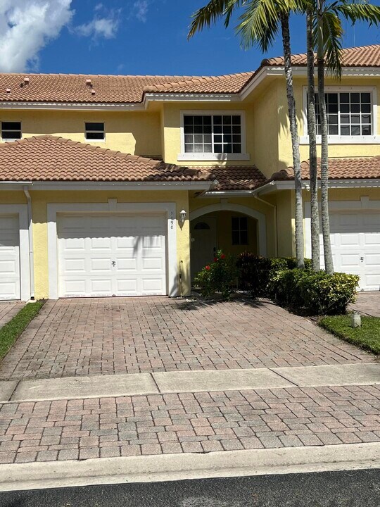 1190 Imperial Lake Rd in West Palm Beach, FL - Building Photo