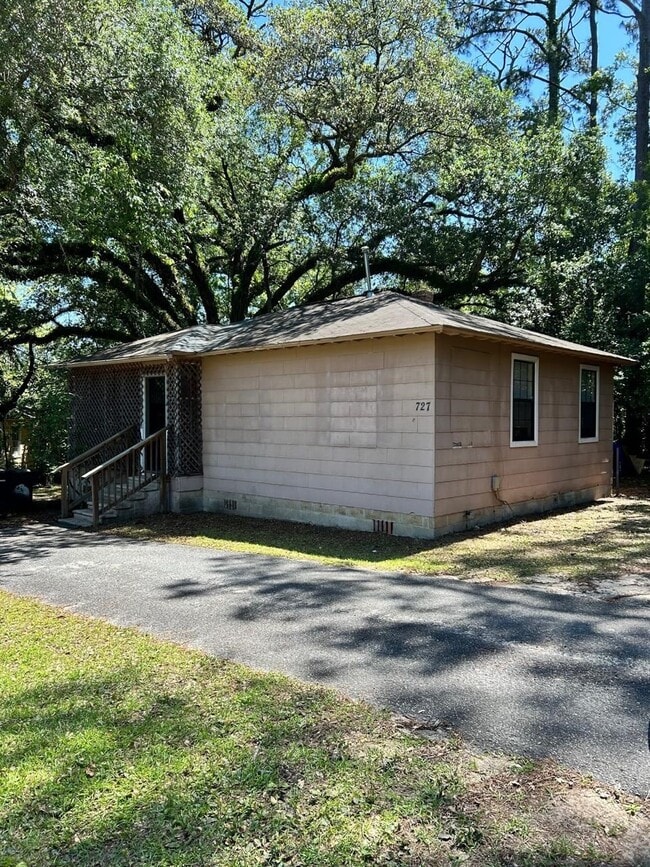 727 California St in Tallahassee, FL - Building Photo - Building Photo