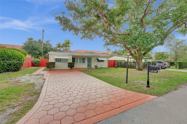 4928 SW 24th Ave in Fort Lauderdale, FL - Building Photo - Building Photo