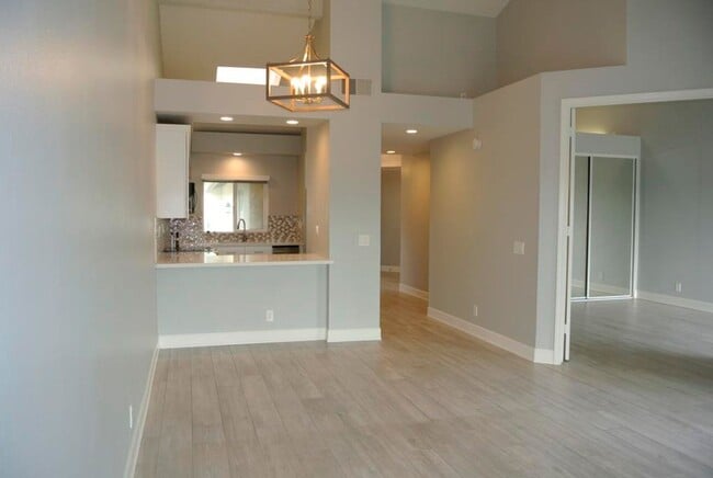 4791 Flying Cloud Way in Carlsbad, CA - Foto de edificio - Building Photo