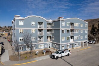 209 2nd Ave W in Cochrane, AB - Building Photo - Building Photo